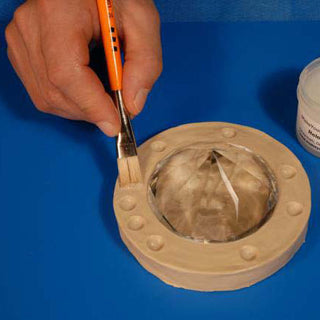 Applying Mold-Dit Sealing Agent to a Clay Bed Flange for Mold Making